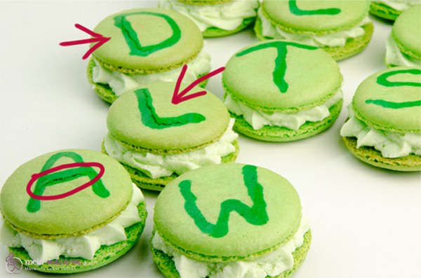 Macarons zu heiß gebacken, sie platzen auf.