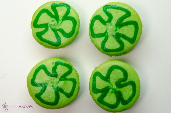 Macarons mit Kleeblatt.