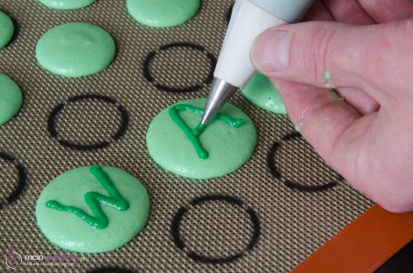 Macarons mit Buchstaben verzieren.