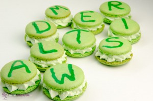 Macarons mit Waldmeister-Mousse aus Wackelpudding.