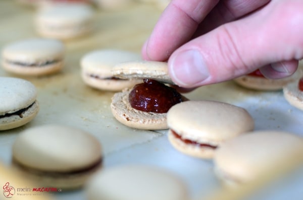 Deckel drauf und fertig sind deine Macarons.