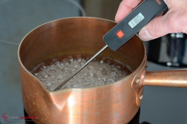 Der Zuckersirup für die Meringue.