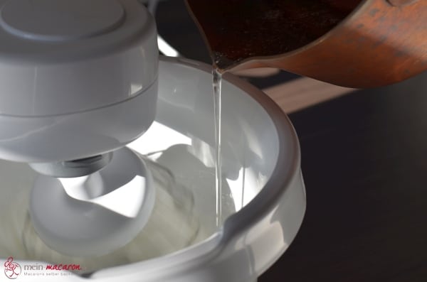 Die italienische Meringue entsteht.