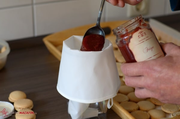 Die Füllung kommt in den Spritzbeutel.