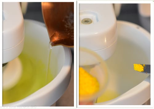 Der Zuckersirup läuft in den Eischnee und wird gefärbt.