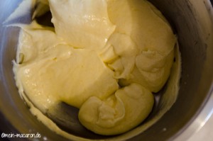 Zitronenmousse - Rezept und Anleitung, restliche Sahne unterheben.