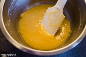 Zitronenmousse - Rezept und Anleitung, Kuvertüre und Zitronenmasse glatt rühren.