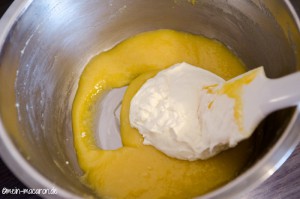 Zitronenmousse - Rezept und Anleitung, mit Sahne auflockern.