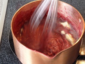 Die Butter wird kräftig unter den Pudding gerührt.