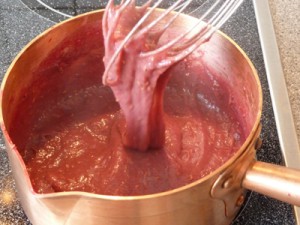 Der aufgekochte Himbeerpudding wird sehr fest.