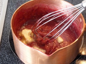 Die Butter kommt zum Himbeerpudding...