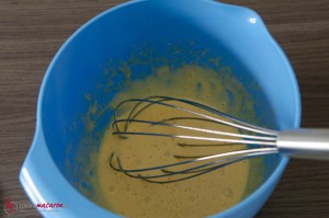 Eigelbe und Zucker aufschlagen.