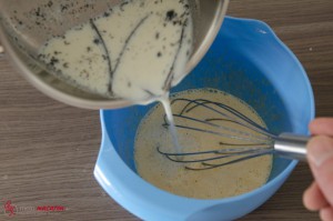 Heiße Milch in Zucker- Ei-Mischung einrühren.