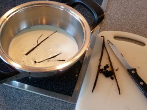 Sahne und Vanilleschoten kommen in den Topf