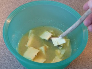 Hier wird die Butter zur Vanillecreme dazu gegeben.