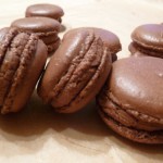 Schoko-Macarons mit Ganache gefüllt.